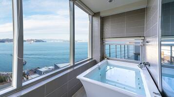 Jasmine 102 | Private spa tub