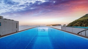 Seasonal outdoor pool - House of Mind Pension (Geoje)