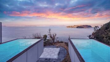 Una piscina al aire libre de temporada
