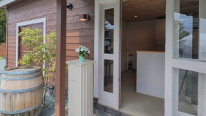 Eine Holzwand mit einer Tür, die zu einem Innenbereich führt.