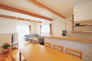 Fridge, microwave, stovetop, electric kettle - Villas Waraku (Fujiyoshida)