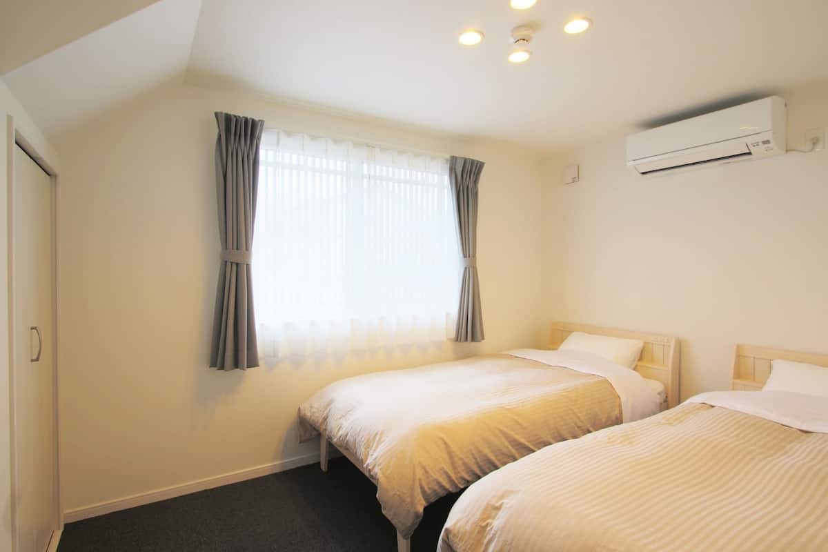 3 bedrooms, blackout drapes, soundproofing, free WiFi
