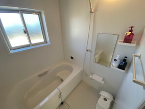 Tina y regadera independientes y tina de hidromasaje 