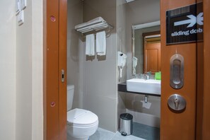 Regadera, amenidades de baño gratuitas, pantuflas, toallas 