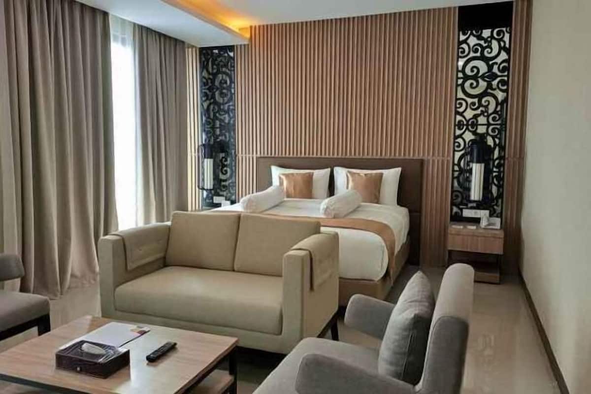 Desk, free WiFi, bed sheets