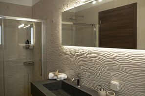 Combined shower/tub, hair dryer, bidet, towels
