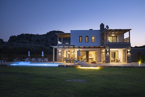 Private  Deluxe 3 bedroom villa  in Lindos , villa Alkyoni 