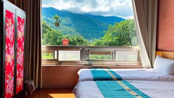 Habitación cuádruple familiar | Minibar con artículos gratuitos, escritorio, cortinas opacas