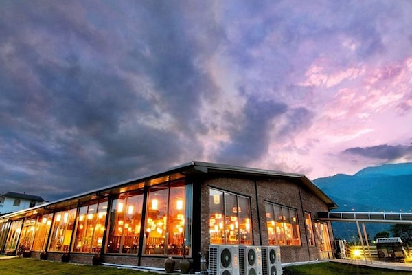 Fachada da propriedade à noite