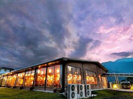 숙박 시설 정면 - 저녁/밤