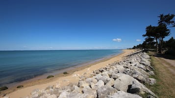 Accommodatie ligt op het strand, ligstoelen