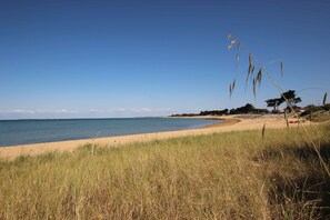 På stranden och solstolar