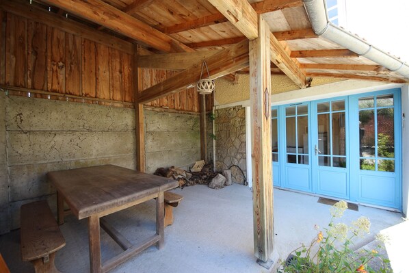 A rustic wooden interior with a bench and a door leading outside. - Henriette, between beach and market (La Brée-les-Bains)