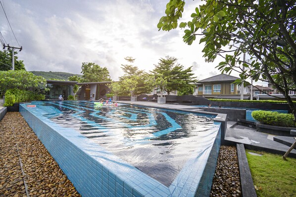 Una piscina al aire libre