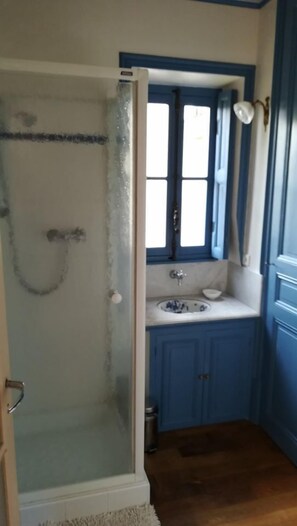 Classic Double Room | Bathroom | Shower, hair dryer, towels, soap