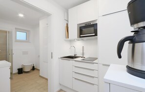 Jääkaappi, mikroaaltouuni, liesi, astianpesukone