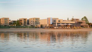 På stranden, vannski og fisking