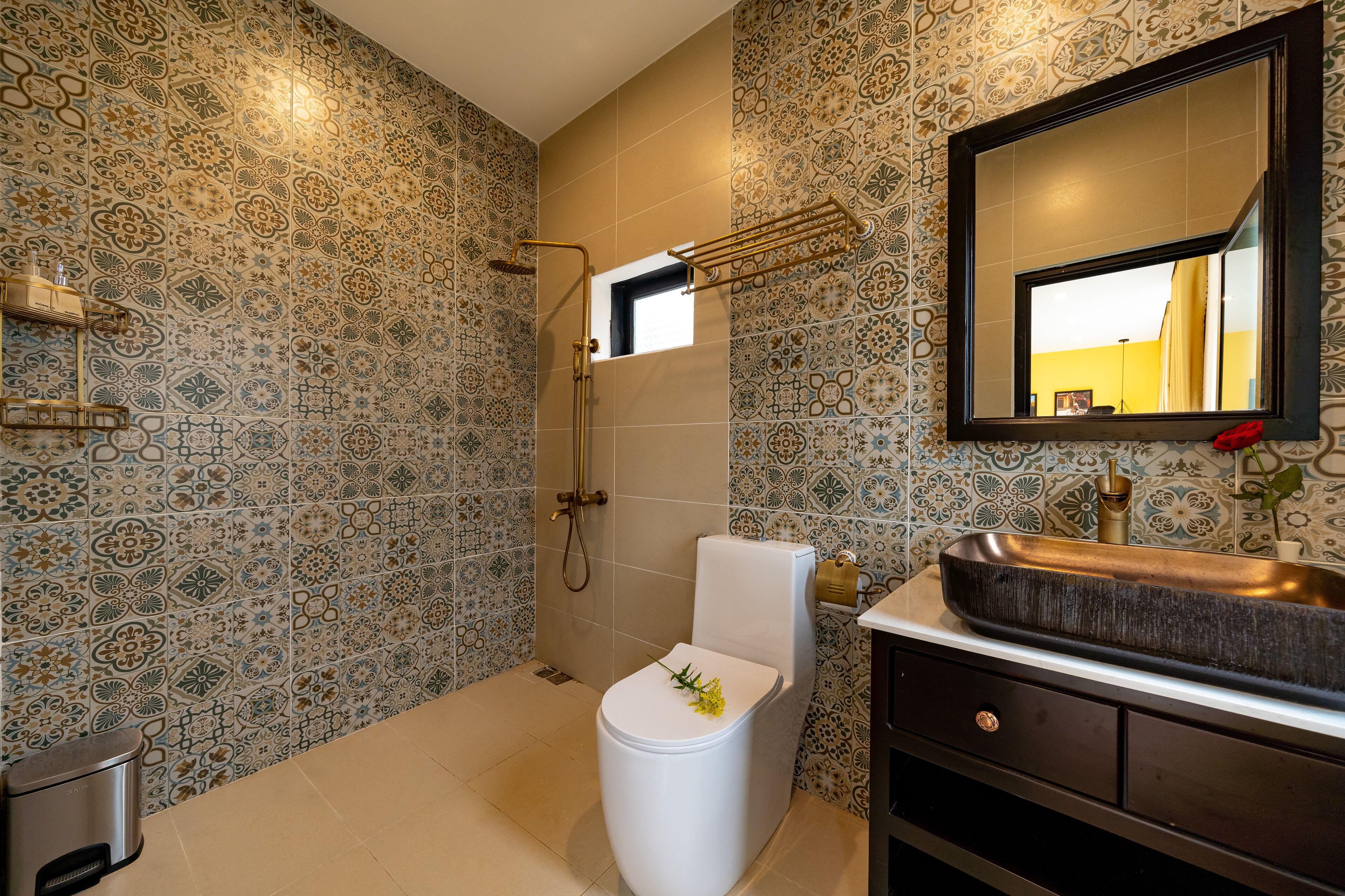 Shower, shower pijat air,  dan perlengkapan mandi gratis