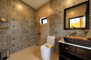 シャワー、水圧マッサージシャワー、バスアメニティ (無料)、ヘアドライヤー