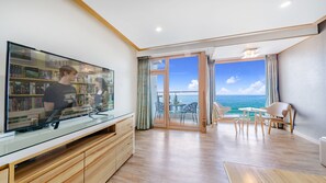 Pension Suite (Room randomly assigned) | リビング エリア | 薄型テレビ