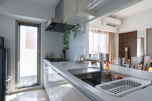 Apartment | Private kitchen | Fridge, microwave, stovetop, electric kettle - Crystal Exe Nipponbashi St23 (Osaka)