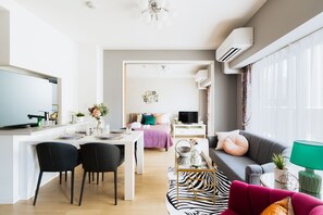 A modern living space with a kitchen, dining area, and a cozy seating area. - Crystal Exe Nipponbashi St36 (Osaka)