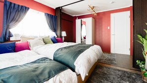 Et moderne hotelværelse med en stor seng, et sengebord, en lampe og udsigt over byen.