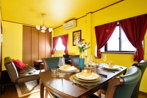 Private Vacation Home | 1 bedroom, desk, free WiFi - Private House St8 (Osaka)