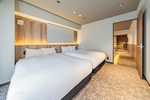 Quarto de hotel com uma cama grande, cabeceira de madeira, televisão de tela plana e piso coberto por carpete.