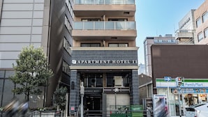 Ein mehrstöckiges Hotel mit moderner Fassade, großen Fenstern und einem markanten Eingang.