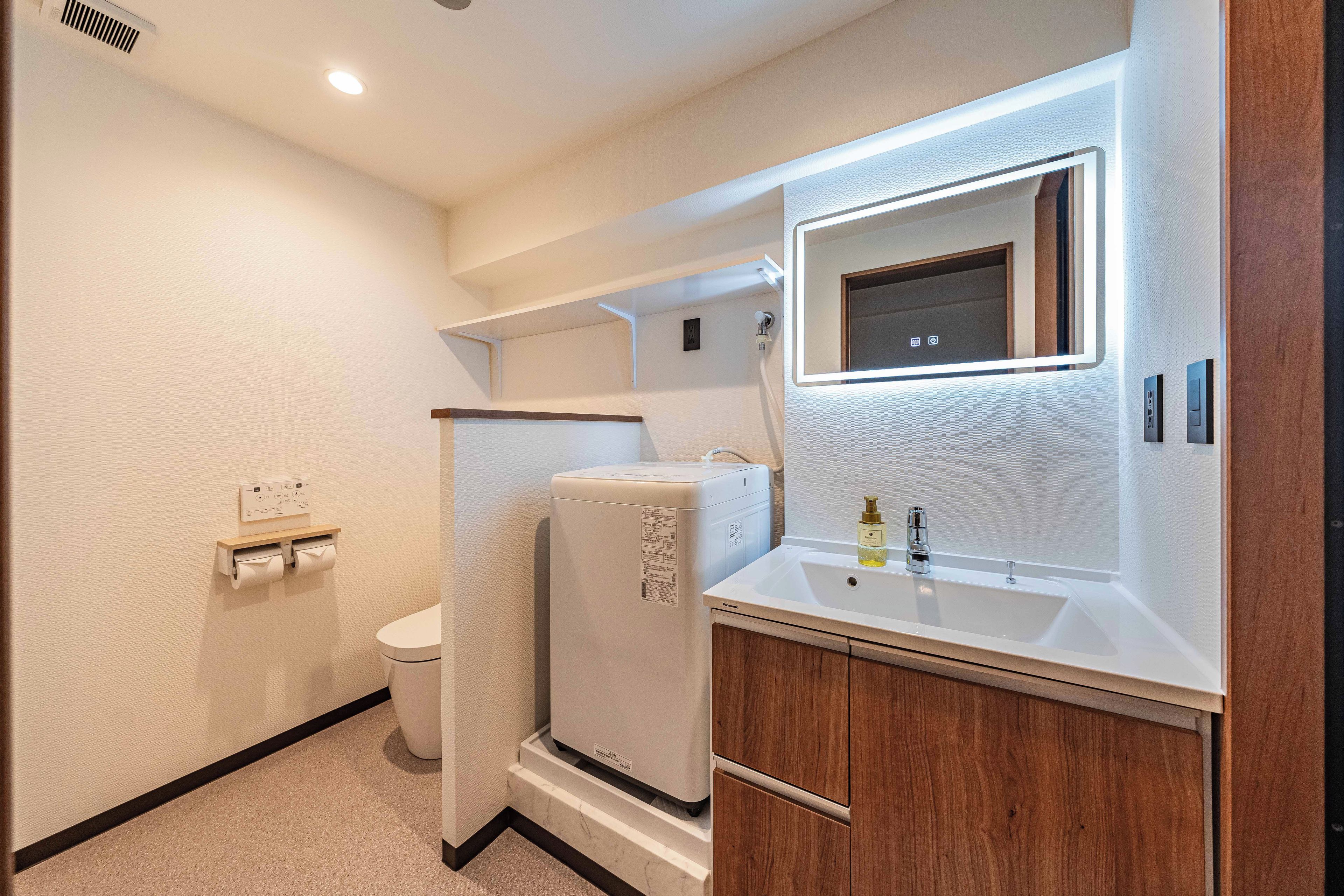 Deluxe Suite | Bathroom | Shower, free toiletries, hair dryer, electronic bidet