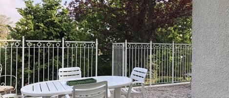 屋外ダイニングエリア