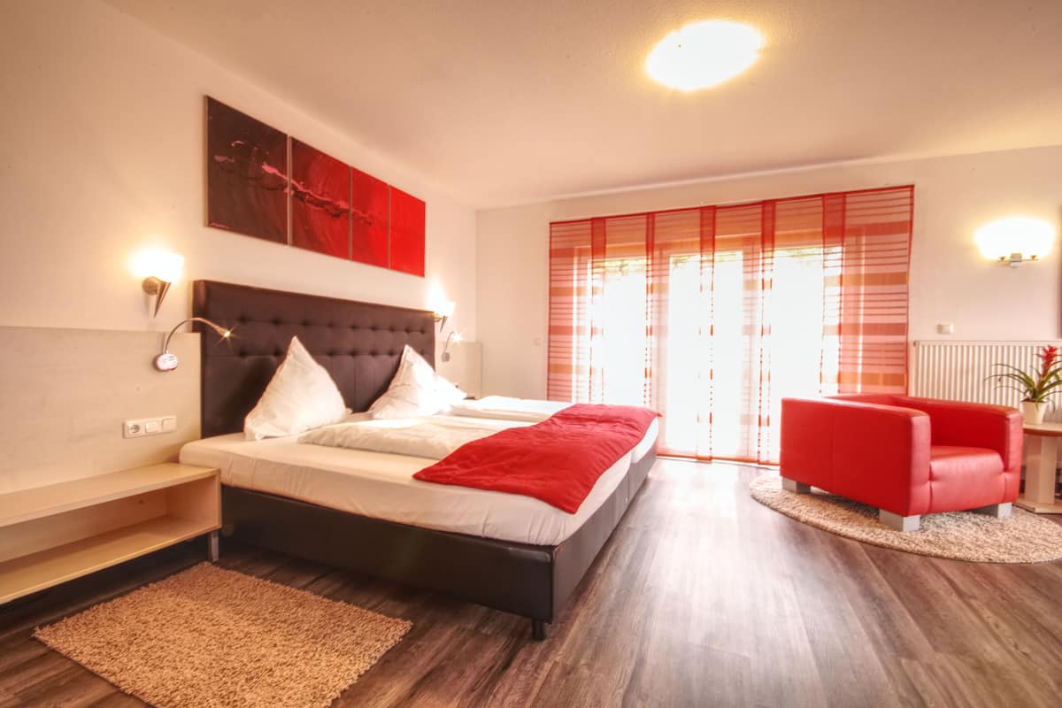 Suite, bubbelbad | 1 slaapkamer, hypoallergeen beddengoed, een minibar, een bureau