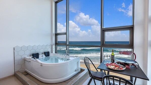 Spa 403 - Extra person charge on site more than 2 people | Jetted tub