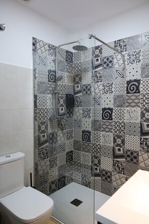 Superior-Apartment | Badezimmer | Dusche, Regendusche, Haartrockner, Handtücher
