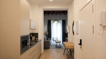 Departamento Deluxe (6 PAX) | Cocina privada | Refrigerador con congelador, microondas y parrilla de estufa