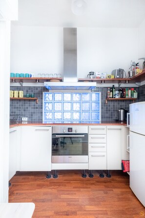 Huoneisto, 1 makuuhuone, kaupunkinäköala | Yksityinen keittiö | Täysikokoinen jääkaappi, mikroaaltouuni, uuni, liesi