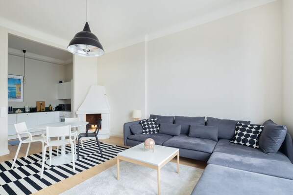 Apartment, 1 Bedroom, City View | Living area