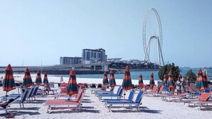 Plage à proximité, chaises longues