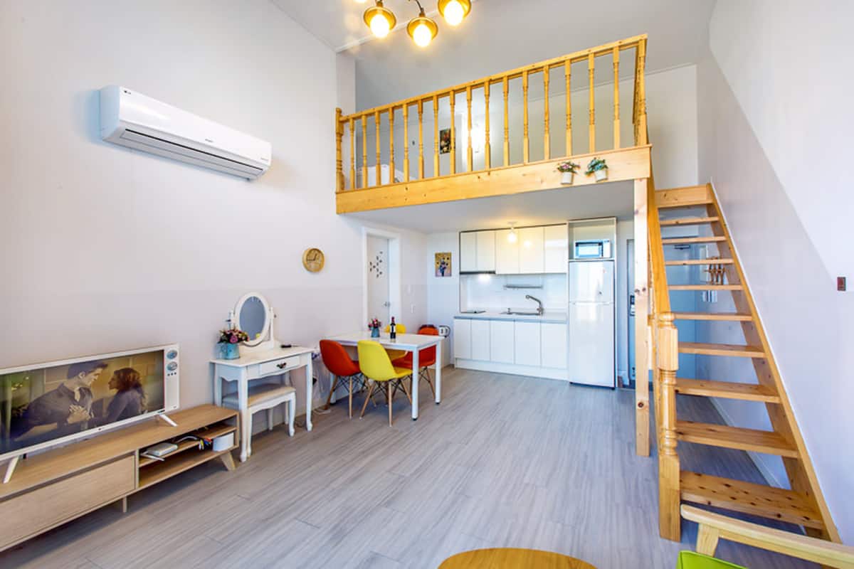 Flat-screen TV, heated floors