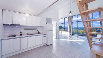 Rom – grand | Eget kjøkken | Kjøleskap, mikrobølgeovn, kokeplater og riskoker