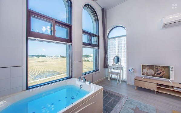 Sky Window Duplex Spa | Private spa tub