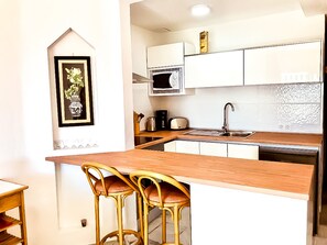 Frigorífic, microones, forn i placa de cuina