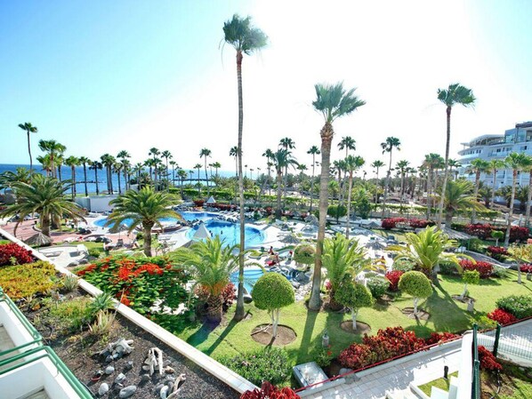 Piscina a l'aire lliure i piscina climatitzada