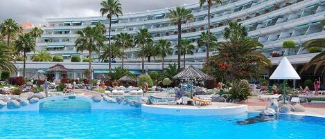 Een buitenzwembad en een verwarmd zwembad