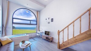 Duplex Sky Spa 2 - Extra person charge on site more than 2 people | Oleskelualue | Taulutelevisio, lämmitetyt lattiat