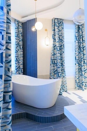 Luxury Double Room, 1 King Bed | Bathroom | Separate tub and shower, rainfall showerhead, free toiletries
