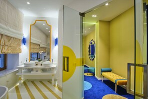 Tina y regadera independientes y regadera tipo lluvia