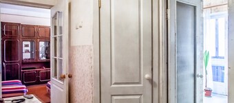 川岸の快適なアパート。