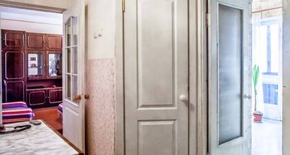 Komfortable Wohnung am Ufer des Flusses.